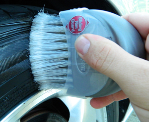 Carrand Brush & Shine Tire Dressing Applicator makes applying your favorite tire dressing quick and easy. 