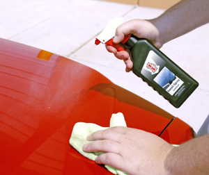 1z Einszett Detail Spray repels dust, water, and light contamination.