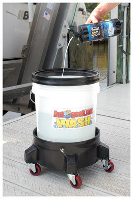 Marine 31 Port to Starboard Rinseless Wash with Carnauba Wax is a rinse-free wash that enables you to save water!