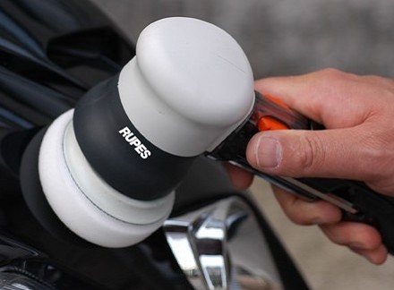 The RUPES LHR75 3 inch pneumatic random orbital polisher enables you to polish small body panels with confidence